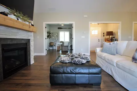 6554 Blackthorn Dr, De Motte, IN 46310 photo 11