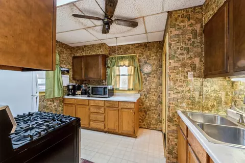 824 Rhode Island St, Gary, IN 46402 photo 4