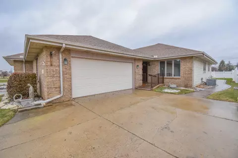 954 Ivanhoe Ln, Dyer, IN 46311 photo 1