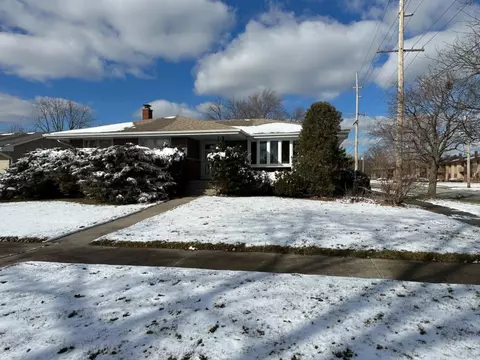 253 Maple Ln, Munster, IN 46321 photo 1