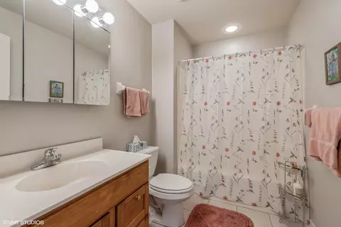 2720 Georgetowne Dr #B1, Highland, IN 46322 photo 9