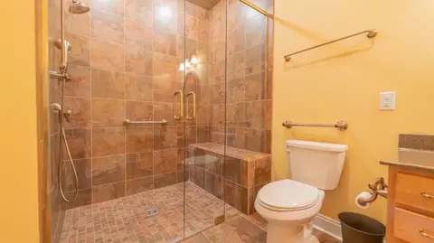 Bath - 546 Jenna Dr, Munster, IN 46321 photo 2 of 11