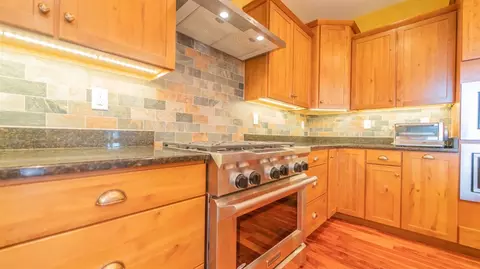 Kitchen - 546 Jenna Dr, Munster, IN 46321 photo 7 of 8