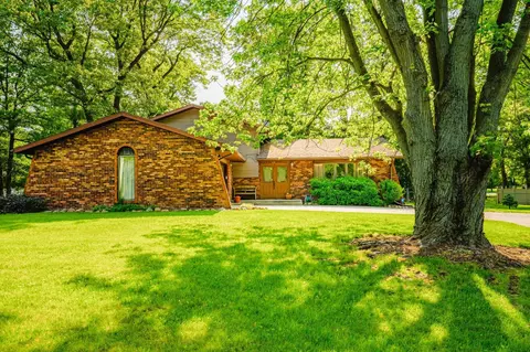 9965 Rustic Dr, De Motte, IN 46310 photo 2