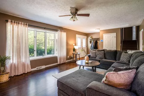 9965 Rustic Dr, De Motte, IN 46310 photo 3