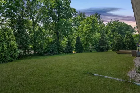 374 Marilyn Rd, Burns Harbor, IN 46304 photo 2