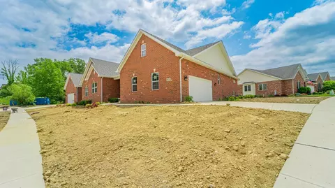 821 Shannon Dr, Crown Point, IN 46307 photo 2