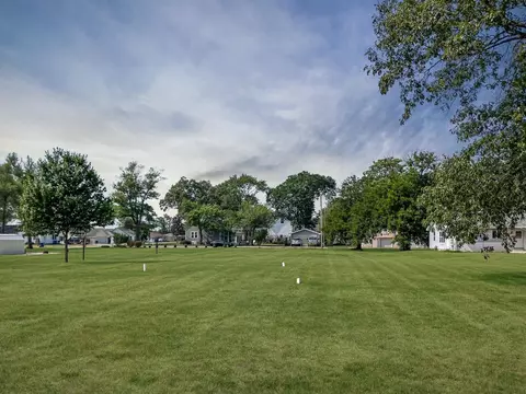 212 8th St, De Motte, IN 46310