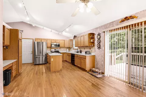 565 Pinecrest Dr, Porter, IN 46304 photo 4