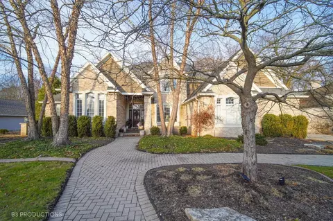 275 Turnberry Dr, Valparaiso, IN 46385