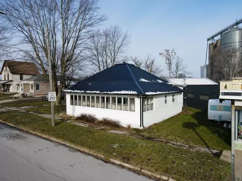 306 E State St, Morocco, IN 47963 photo 8