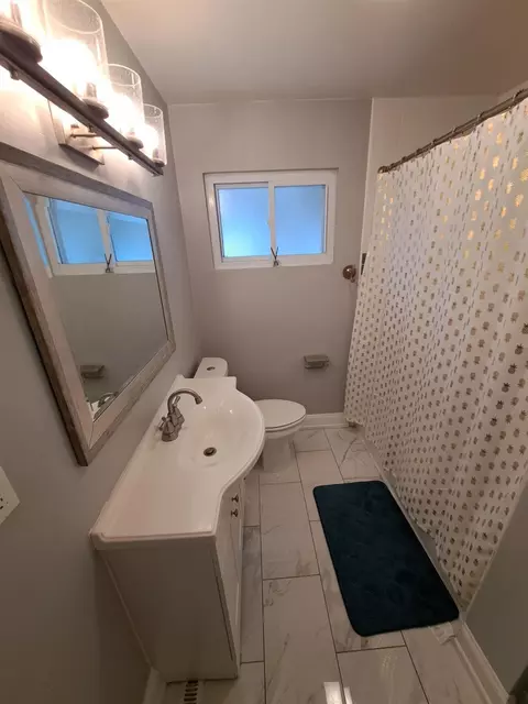 Bath - 7326 Hemlock Ave, Gary, IN 46403 photo 1 of 6