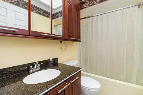 Bath - 2326 Flint Ct, Dyer, IN 46311 photo 2 of 3