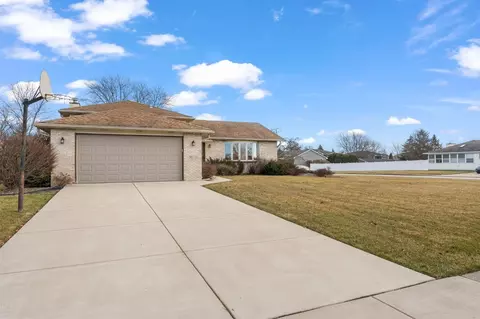 9533 E Oakridge Dr, Saint John, IN 46373 photo 3