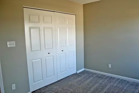 Bedroom - 619 Edinburg Dr, Griffith, IN 46319 photo 6 of 9