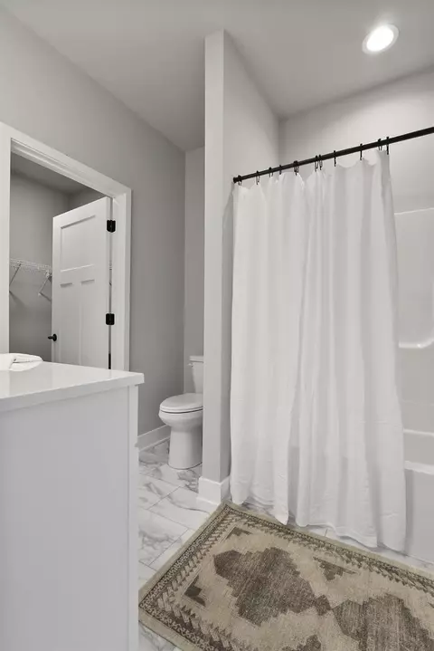 Bath - 505 Dayspring Ct, Valparaiso, IN 46385 photo 2 of 3