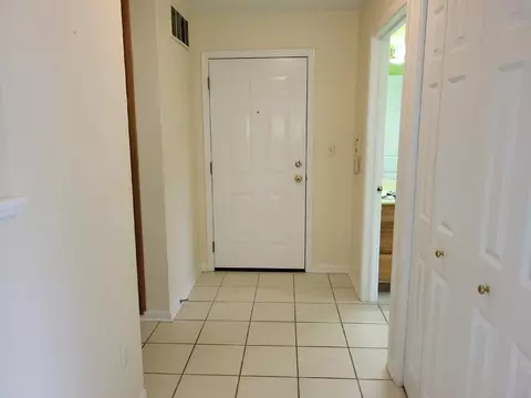 Entry Way - 622 Cambridge Ct #1C, Munster, IN 46321 photo 1 of 1