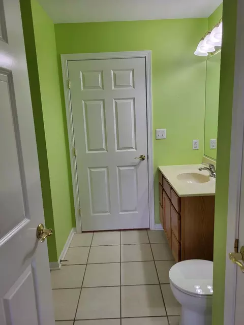 Bath - 622 Cambridge Ct #1C, Munster, IN 46321 photo 1 of 5