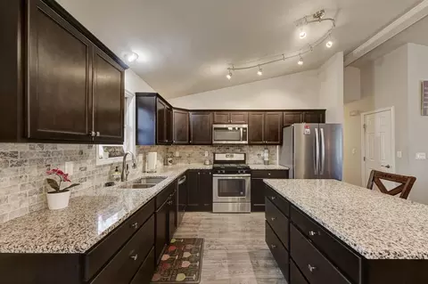 Kitchen - 4237 Augusta Dr, Crown Point, IN 46307 photo 4 of 5