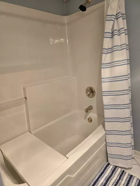 Bath - 815 Swan Dr #3-A, Dyer, IN 46311 photo 3 of 4