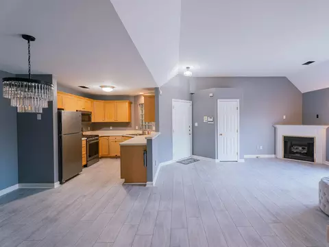 Living - 2640 Georgetowne Dr #A2, Highland, IN 46322 photo 3 of 4