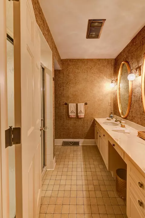 Bath - 8713 Crestwood Ave, Munster, IN 46321 photo 5 of 5