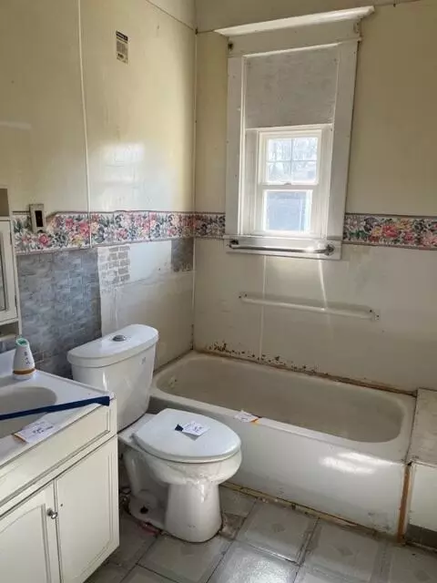 Bath - 2381 Jefferson St, Gary, IN 46407 photo 1 of 2
