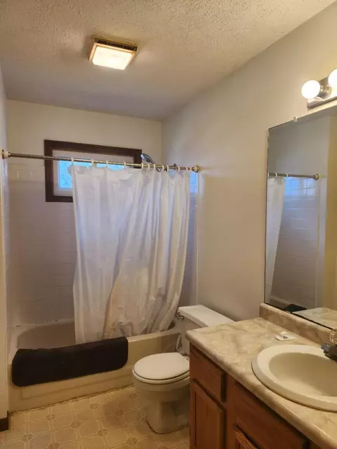 Bath - 751 Clover Ln, Crown Point, IN 46307 photo 3 of 4