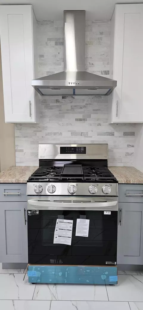 Kitchen - 207 Taft Pl, Gary, IN 46404 photo 6 of 12