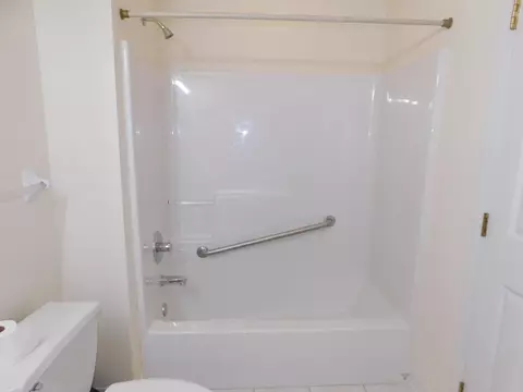 Bath - 2741 Georgetowne Dr #C1, Highland, IN 46322 photo 2 of 4