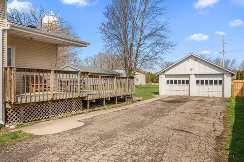 Exterior - 207 E Sigler St, Hebron, IN 46341 photo 4 of 11
