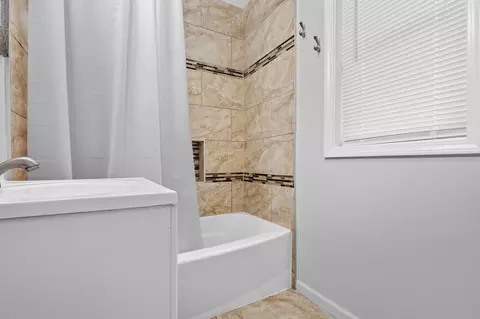 Bath - 4150 Oak Ln, Gary, IN 46408 photo 1 of 1
