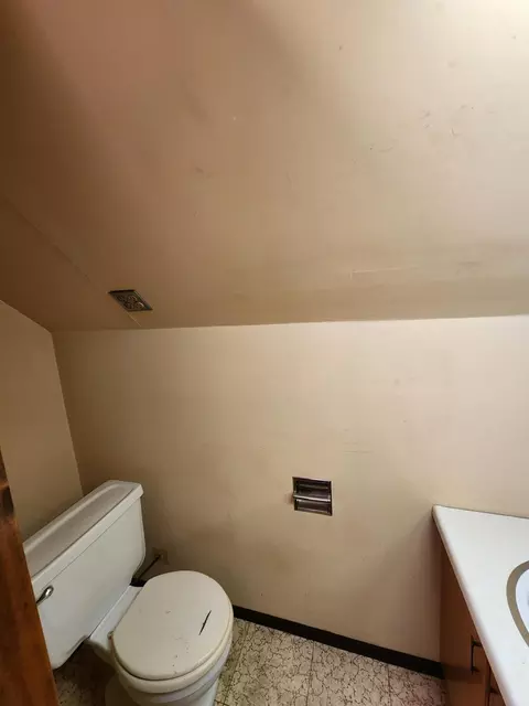 Bath - 4840 Ash Ave, Hammond, IN 46327 photo 2 of 2