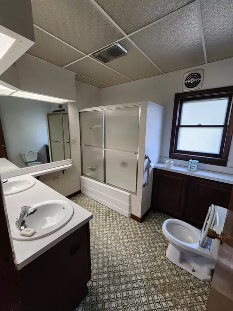 Bath - 4840 Ash Ave, Hammond, IN 46327 photo 1 of 2