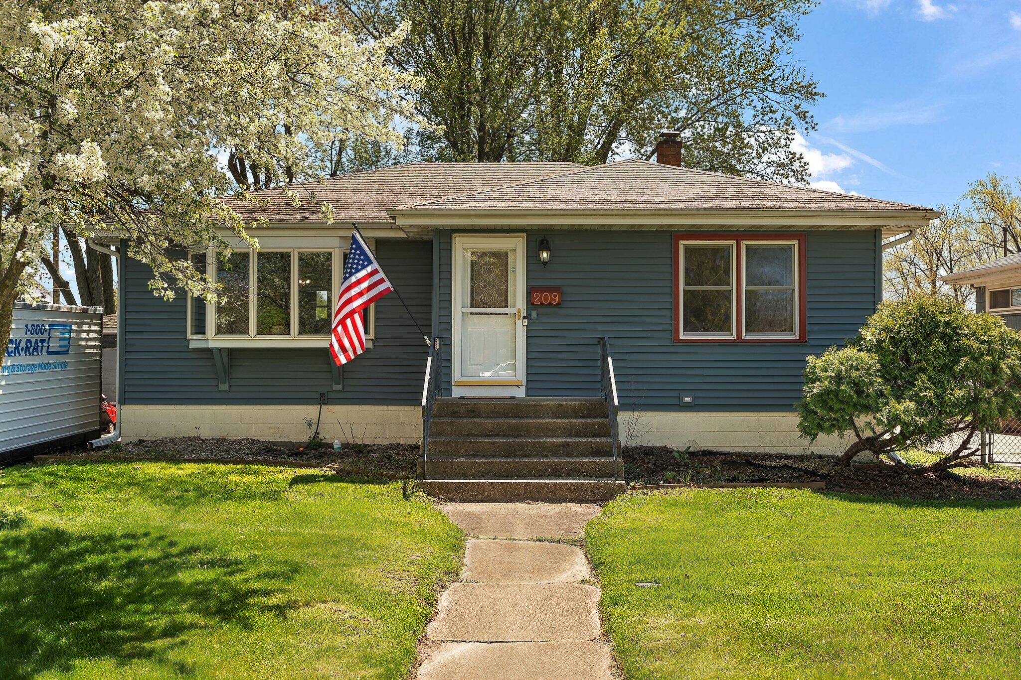 209 W 40th Pl