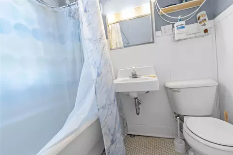 Bath - 2650 164th Pl, Hammond, IN 46323 photo 1 of 4
