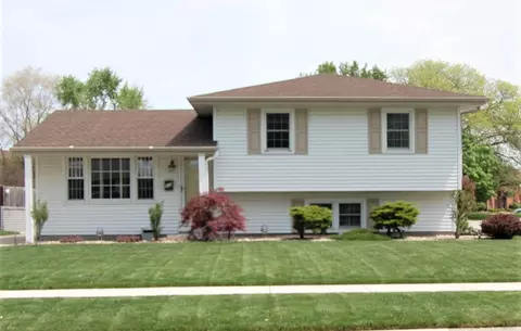 815 Oday Dr, Griffith, IN 46319 photo 1