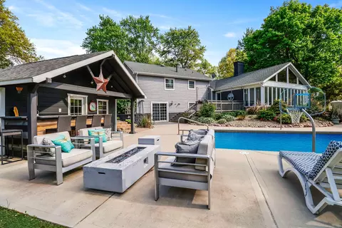 1458 Sherwood Dr, Valparaiso, IN 46385