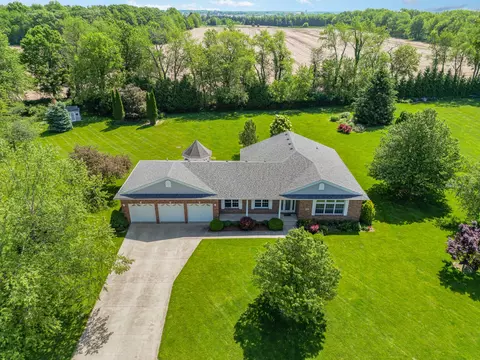 2755 Woodbine Dr, Valparaiso, IN 46383