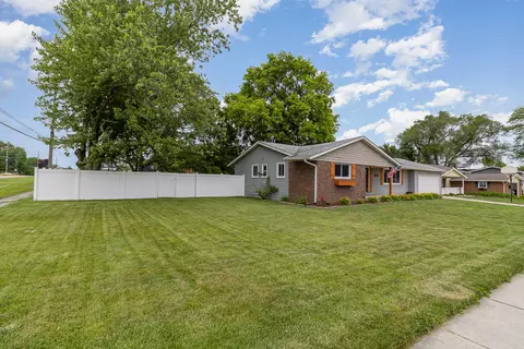 902 Mohawk Dr, Crown Point, IN 46307 photo 2