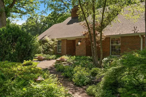 2203 Sherwood Dr, Valparaiso, IN 46385