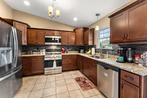 Kitchen - 9458 W 107th Ln, Saint John, IN 46373 photo 1 of 4