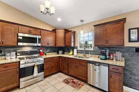 Kitchen - 9458 W 107th Ln, Saint John, IN 46373 photo 3 of 4