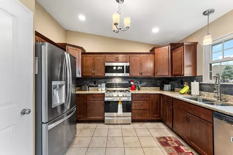 Kitchen - 9458 W 107th Ln, Saint John, IN 46373 photo 2 of 4
