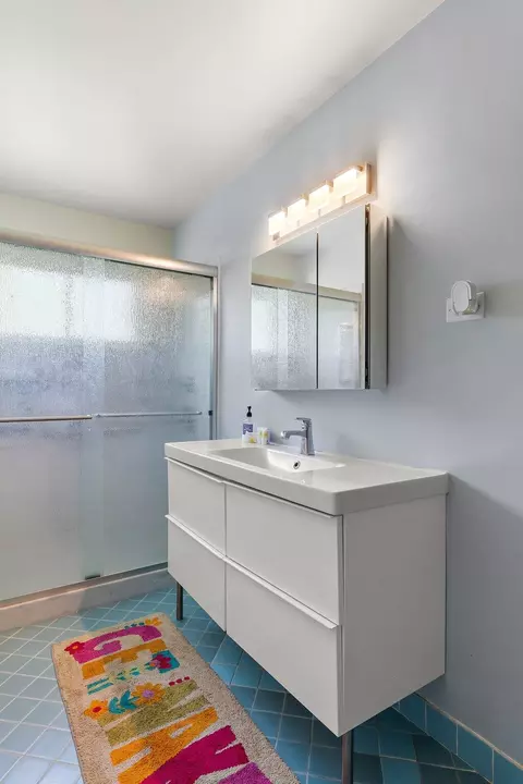 Bath - 7001 Ash Pl, Gary, IN 46403 photo 2 of 5
