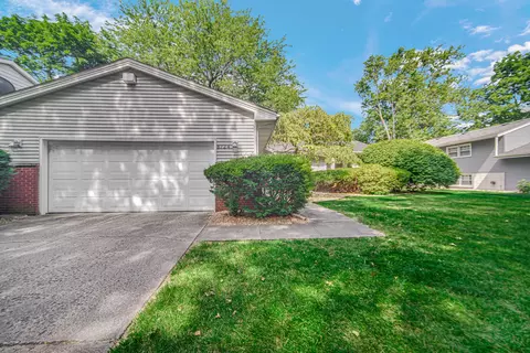 8724 Schreiber Dr, Munster, IN 46321