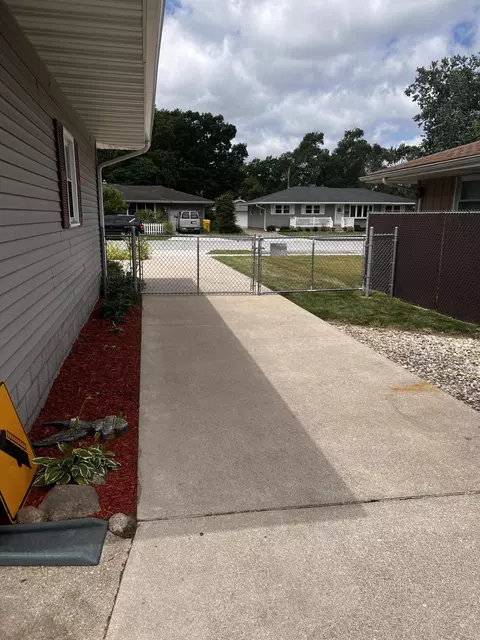 Exterior - 429 N Dwiggins St, Griffith, IN 46319 photo 2 of 11