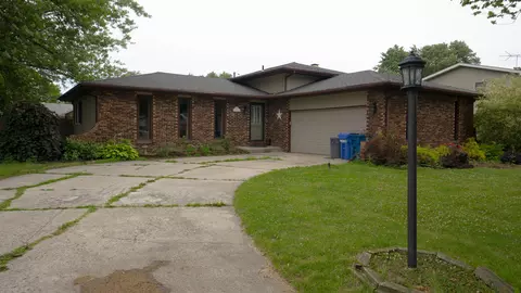 942 Mohawk Dr, Crown Point, IN 46307 photo 2