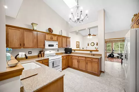1228 Sawgrass Dr, Griffith, IN 46319 photo 7