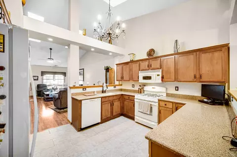 1228 Sawgrass Dr, Griffith, IN 46319 photo 8